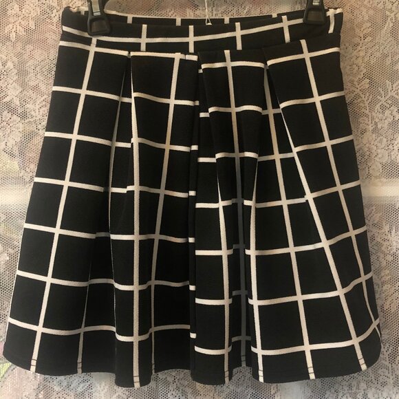 BOOHOO Black White Windowpane Plaid pleated Skater Fit & Flare mini Skirt 8 M/L - Picture 3 of 4